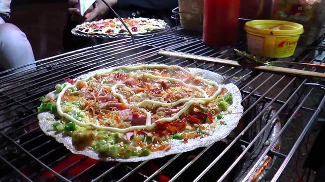 Cho thêm hành lá và mazone lên bánh