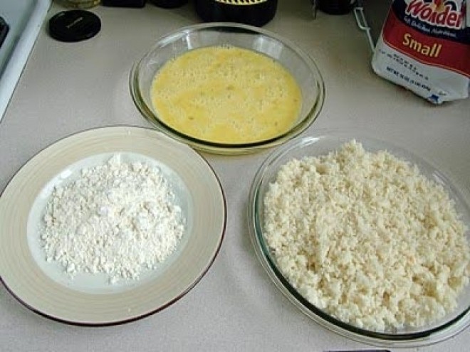 chuẩn bị bột mì, bột chiên giòn, trứng gà ra bát