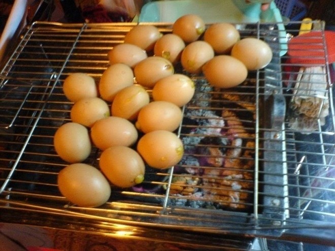 đem trứng gà nướng trên vỉ nướng