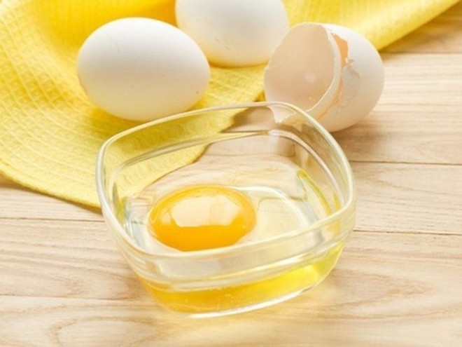 mỗi quả trứng gà cho vào một đĩa nướng riêng
