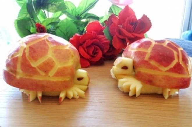 tạo hình rùa đáng yêu từ quả táo