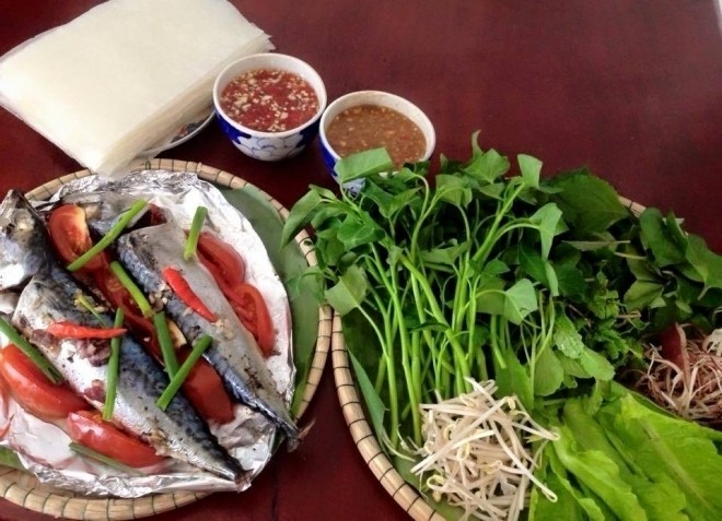 cá nục hấp cuốn bánh tráng, rau sống và chấm nước chấm đậm đà