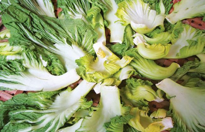 rửa sạch và phơi héo cái bẹ