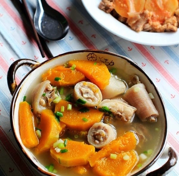 canh bí đỏ hầm đuôi heo