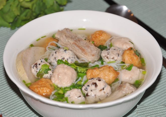 tô bún mọc nhiều màu sắc