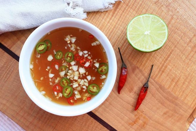 Chuẩn bị nước chấm cho bún chả