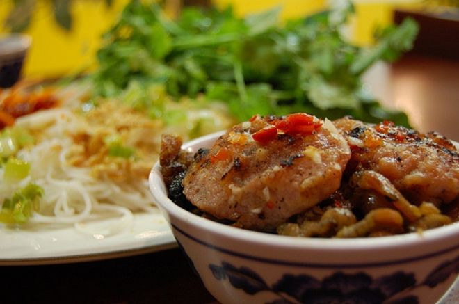 Tô bún chả đầy đặn