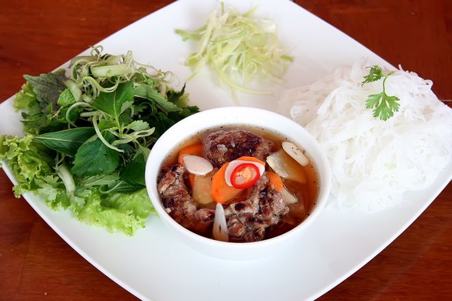 ăn bún tươi kèm nước chấm