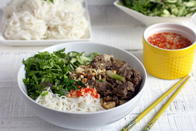 Ăn kèm rau sống với bún trộn