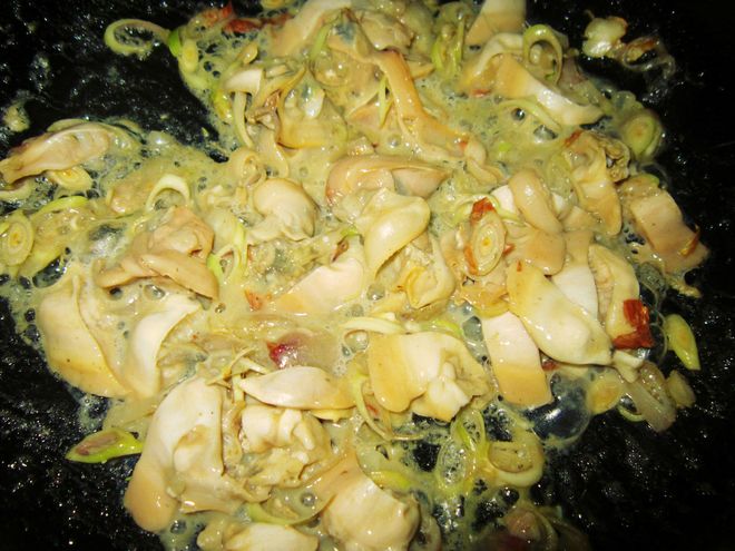 xào thịt trai