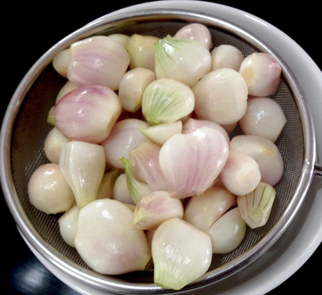 hành cũ cắt rễ và rửa sạch