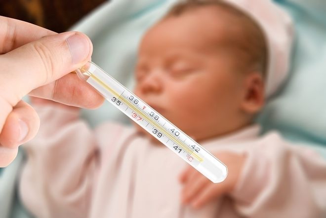 bé chích ngừa bị sốt