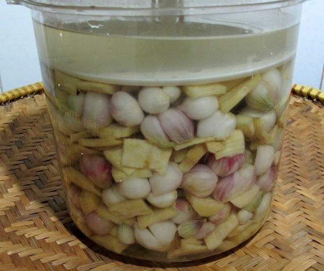 đổ nước mắm ngập hũ đựng hành