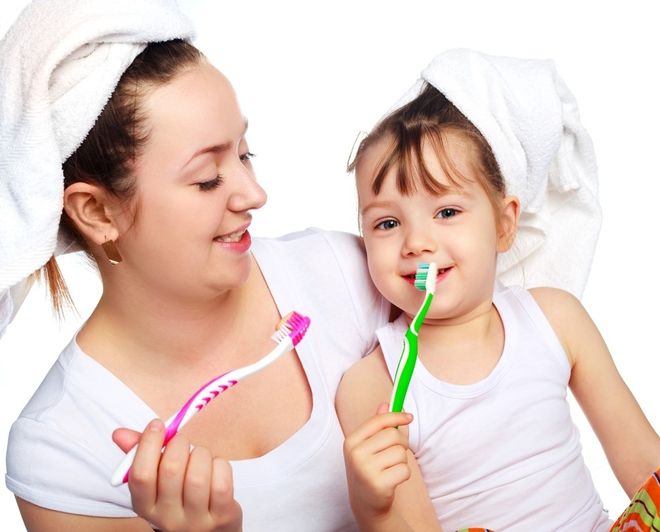 mẹ và bé cùng đánh răng