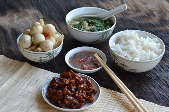 mâm cơm dân giã với cà pháo
