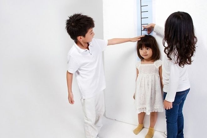 bé thấp hơn các bạn cùng trang lứa