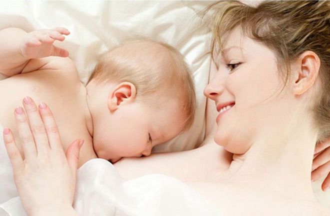 sữa mẹ cung cấp canxi cho bé