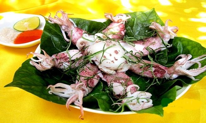 mực trứng hấp lá lốt