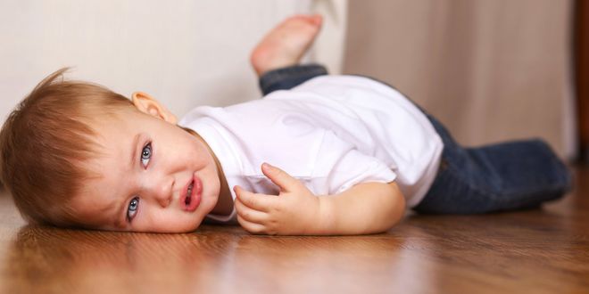 bé khóc ăn vạ