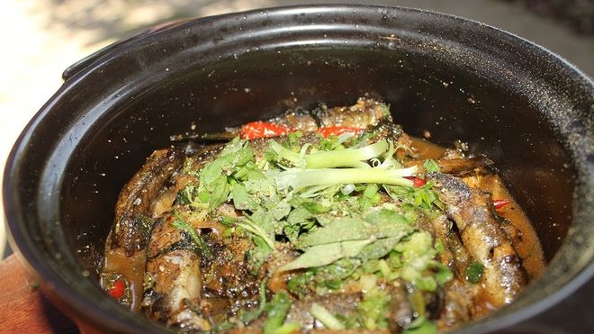 rải một lớp rau răm trên cá kèo
