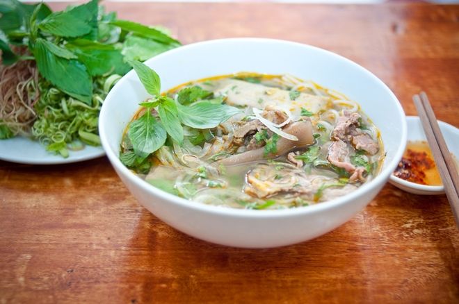 bún bò gân và rau sống