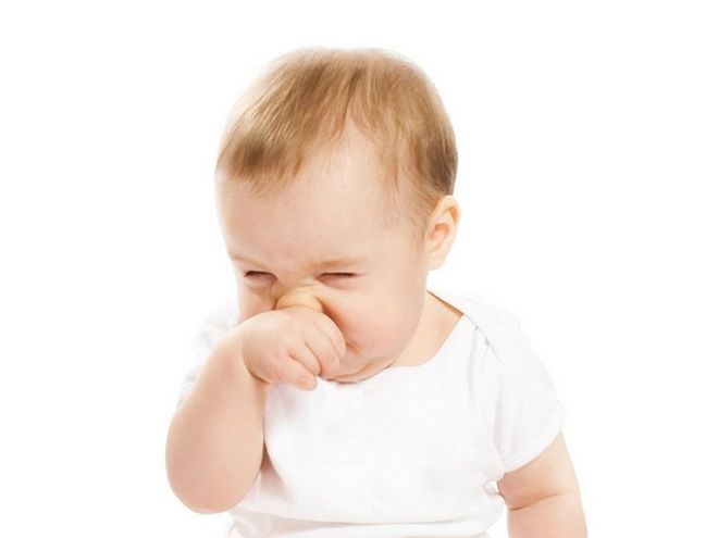 bé hắt hơi sổ mũi do đâu