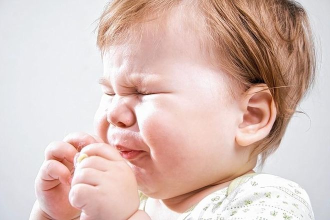 bé hắt hơi sổ mũi