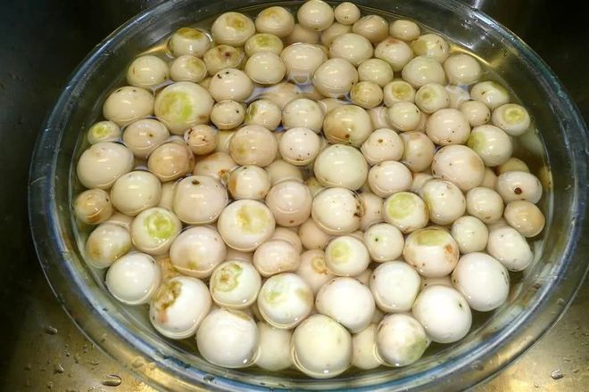 cắt cuống cà ngâm với nước muối