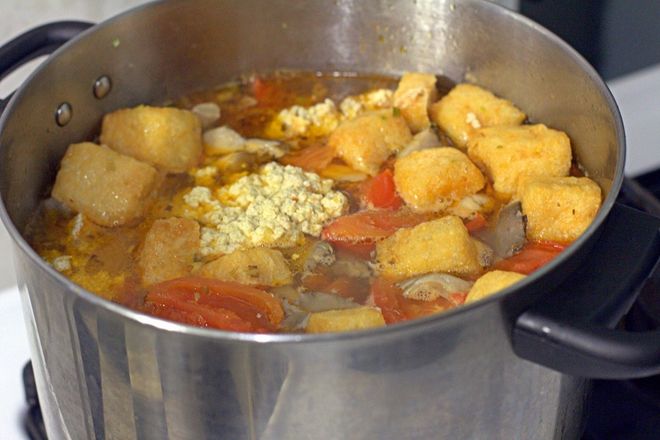 nồi nước dùng bún riêu cua