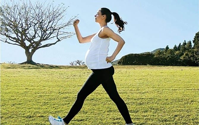 đi bộ khi mang thai giúp mẹ giảm nghén
