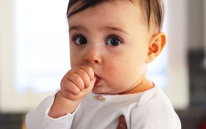 các mốc phát triển của trẻ sơ sinh