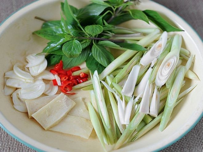 sử dụng các loại gia vị có mùi thơm để hấp nghêu