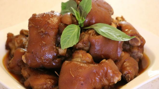 chân giò kho nước dừa