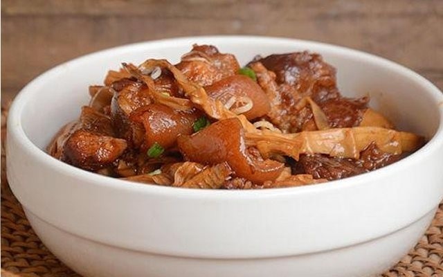 chân giò kho măng