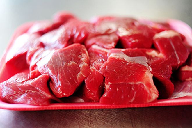 cắt thịt bò thành miếng hình vuông