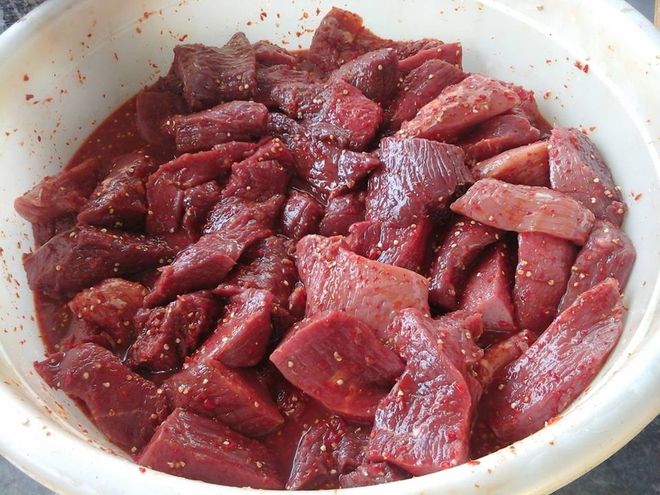 ướp thịt bò với các loại gia vị