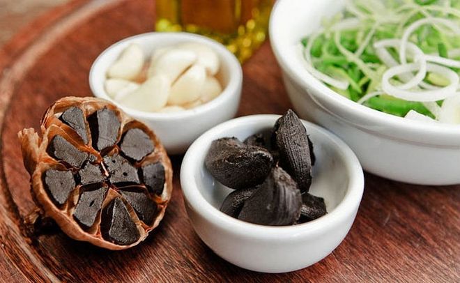 lấy tỏi ra và thưởng thức