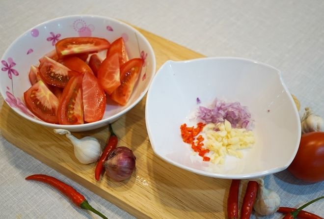 chuẩn bị ớt, tỏi, hành và cà chua