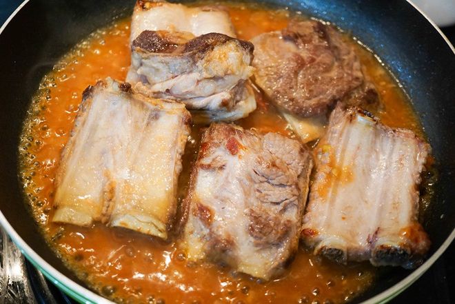 cho sườn vào nước sốt cà chua
