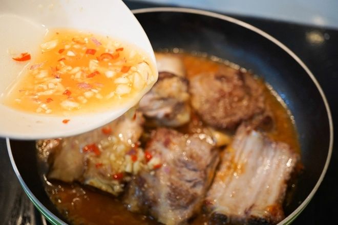 đổ nước mắm đã pha vào sườn