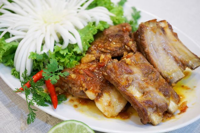 bày sườn ra đĩa và trang trí
