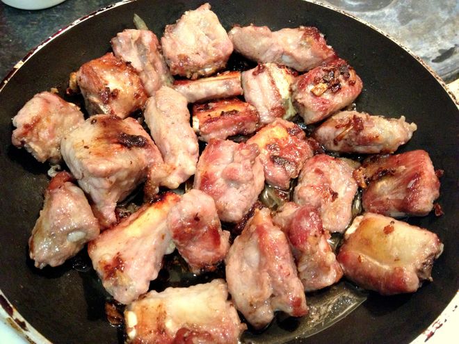 sườn chiên chín vàng