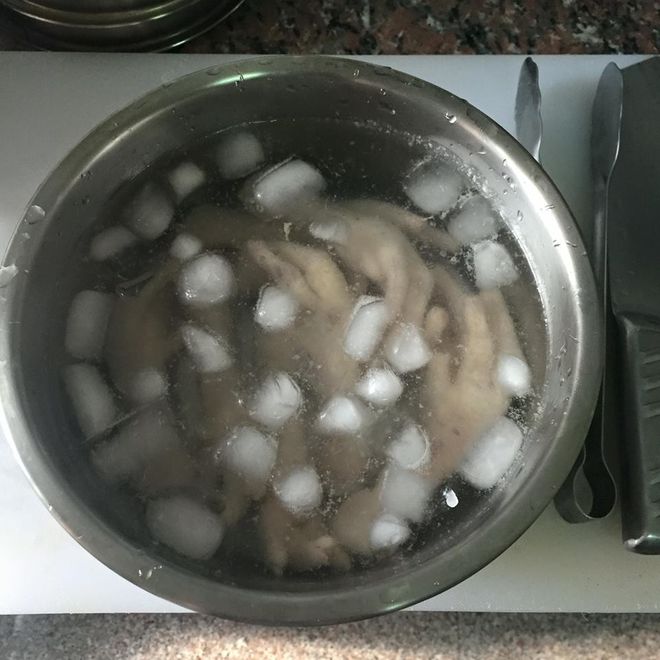 chân gà ngâm nước đá