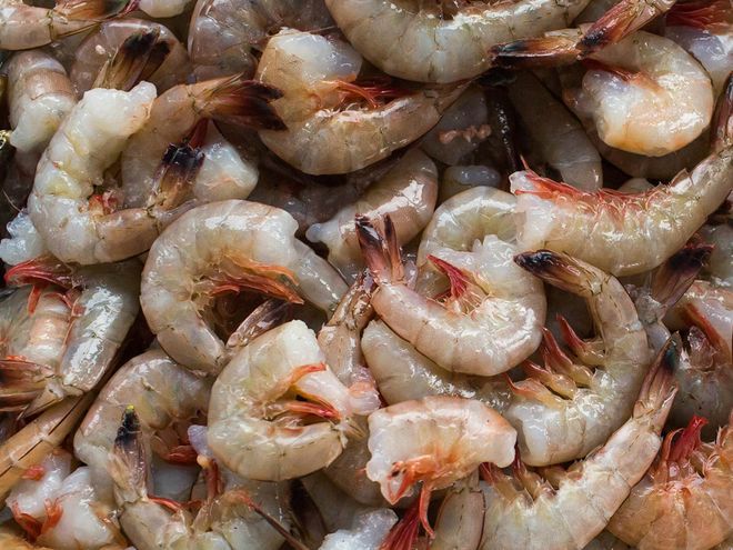 tôm ngâm với rượu sau đó bỏ đầu làm sạch