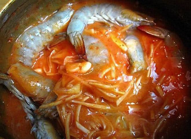 trộn tôm cùng hỗn hợp bột nếp, riềng, tỏi, ớt