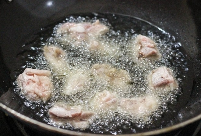 chiên sườn trên bếp