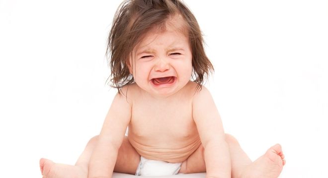 trẻ ngồi gào khóc