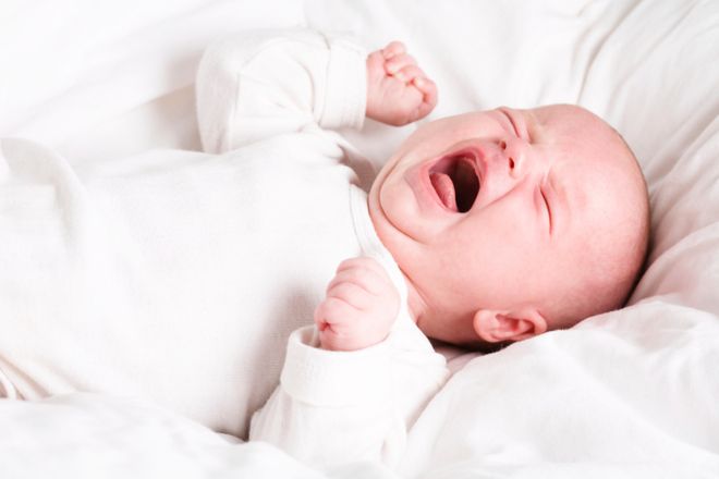bé sơ sinh nằm gào khóc