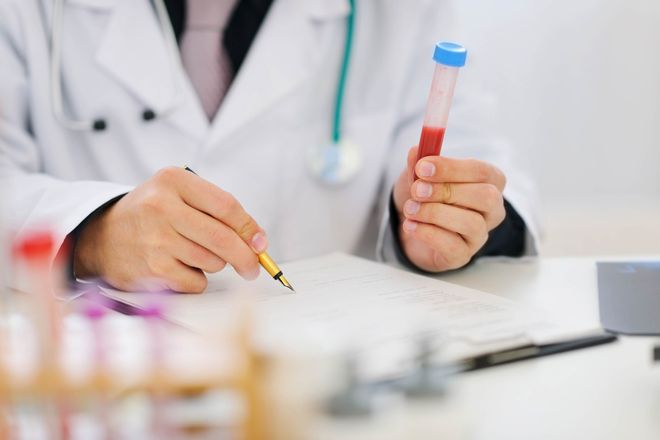 xét nghiệm các bệnh xã hội để ngăn chặn sự lây nhiễm từ mẹ sang con.