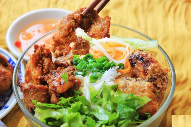 Ăn kèm bún chả với rau
